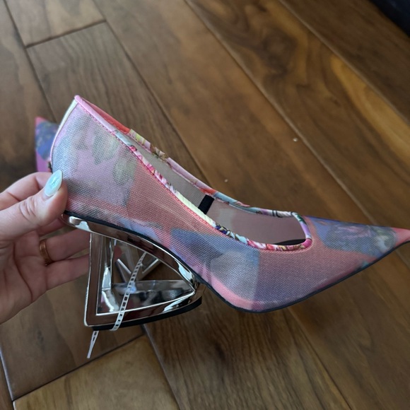 NWT Gianni Bini Pamalaa Printed Mesh Architectural Wedge Pumps Sz 6,5 - Picture 4 of 9